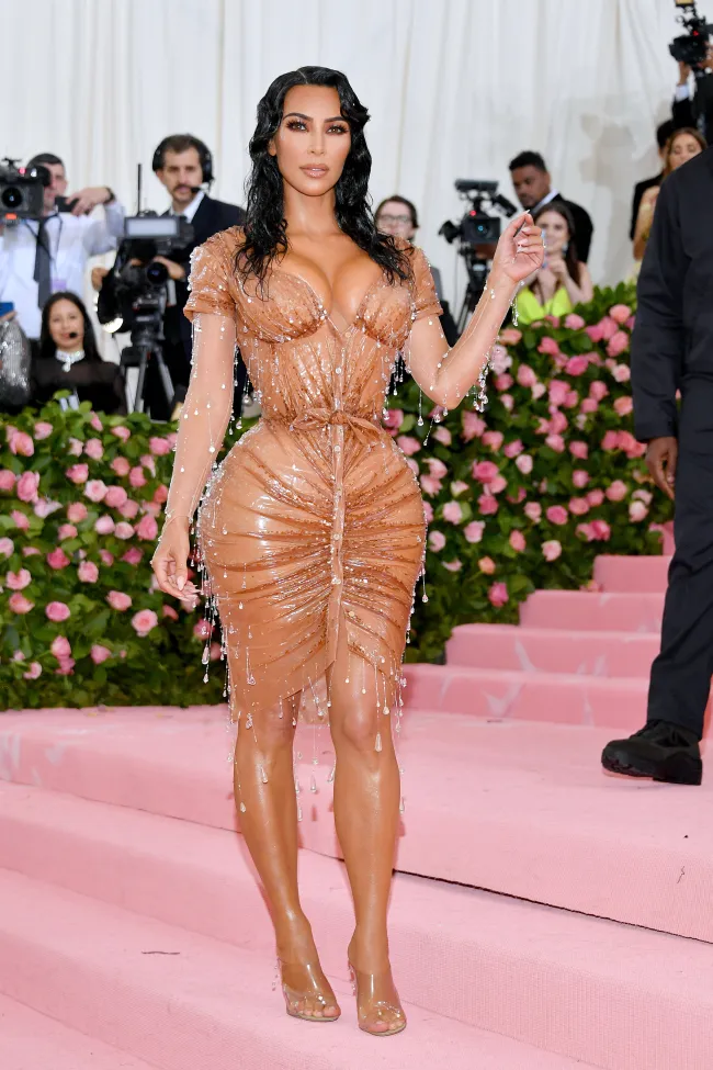 Mientras tanto, la noche anterior a la Met Gala de 2019, West desaprobó abiertamente la elección de vestimenta de Kardashian.