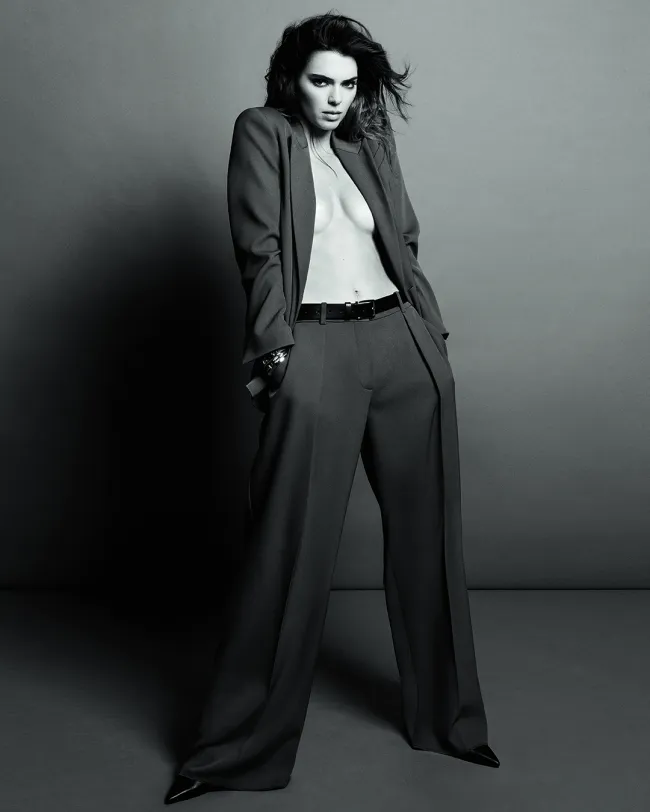 Kendall Jenner se salta una camisa mientras modela un conjunto de traje en la nueva campaña publicitaria de Calvin Klein.