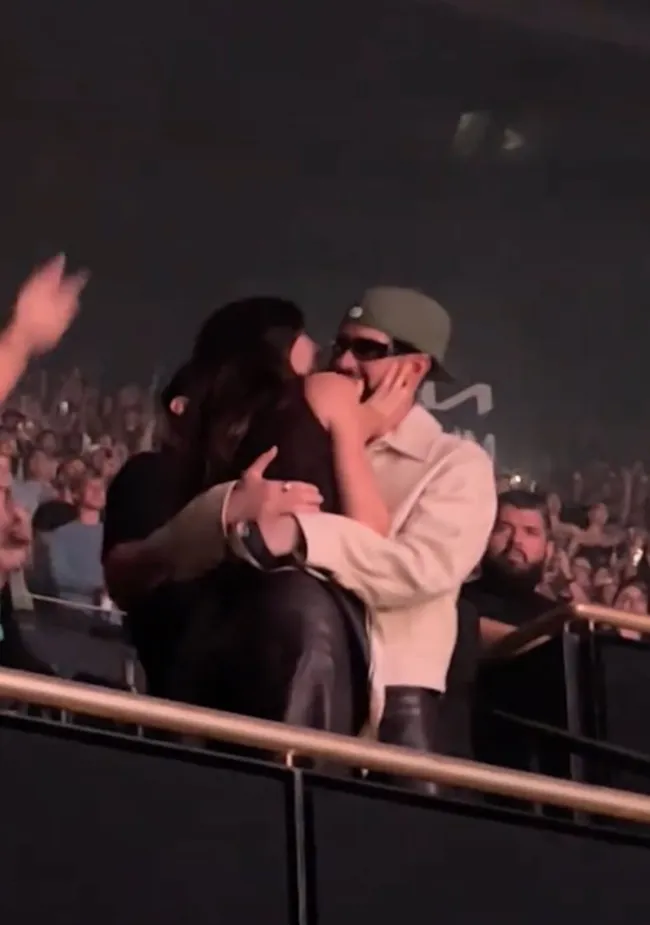 Kendall Jenner y Bad Bunny mostraron PDA en un concierto de Drake el domingo.