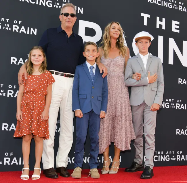 Costner y Baumgartner comparten tres hijos.