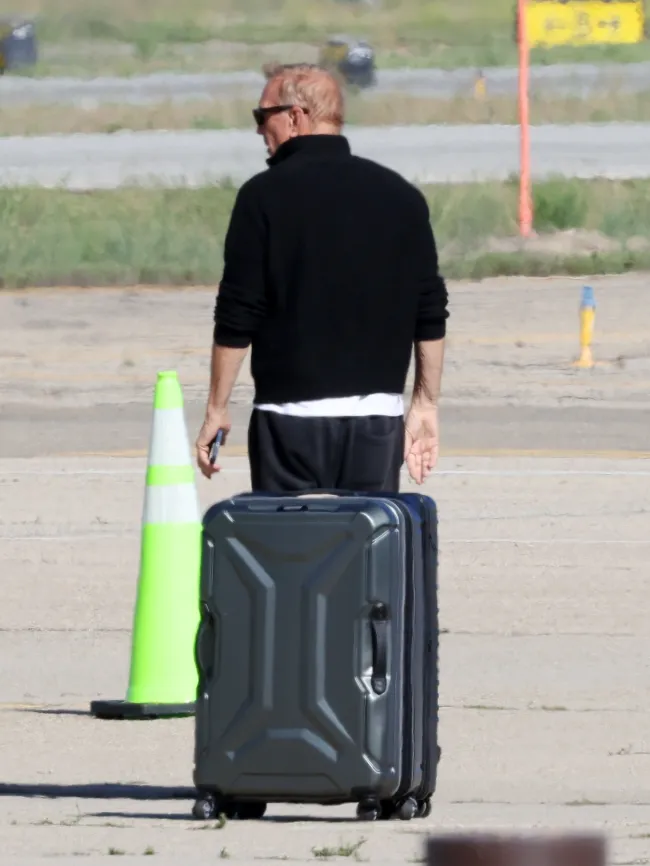 En fotografías obtenidas exclusivamente por QQCQ, se ve al actor de “Yellowstone” bajándose de un G5 en el aeropuerto de Santa Bárbara.