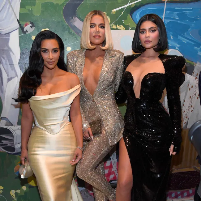 Khloé Kardashian defendió a su hermana Kim Kardashian de un troll en línea el martes.