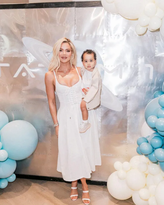 Khloé Kardashian compartió imágenes de la primera fiesta de cumpleaños de su hijo Tatum.