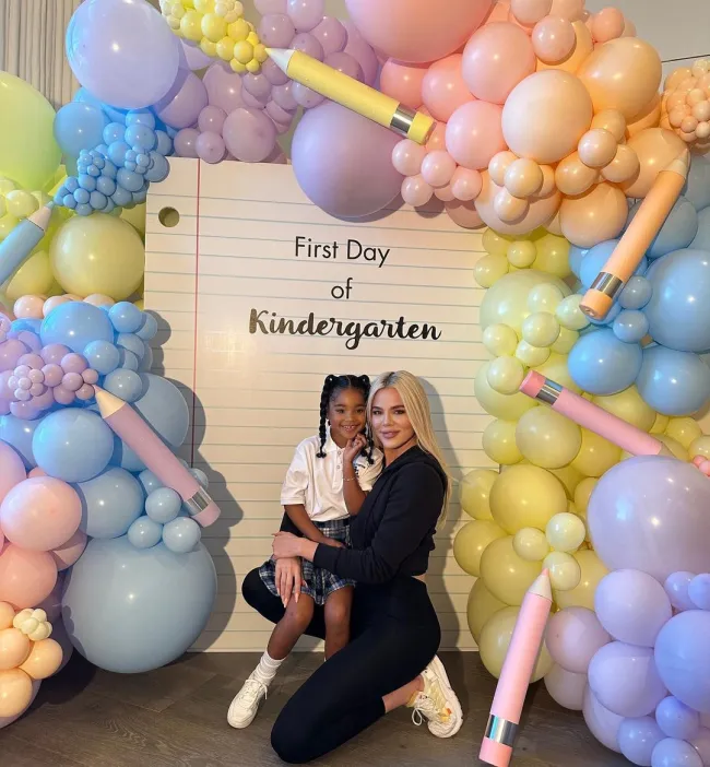 Khloé Kardashian “no está bien” ya que ella y la hija de Tristan Thompson, True, comenzaron el jardín de infantes esta semana.