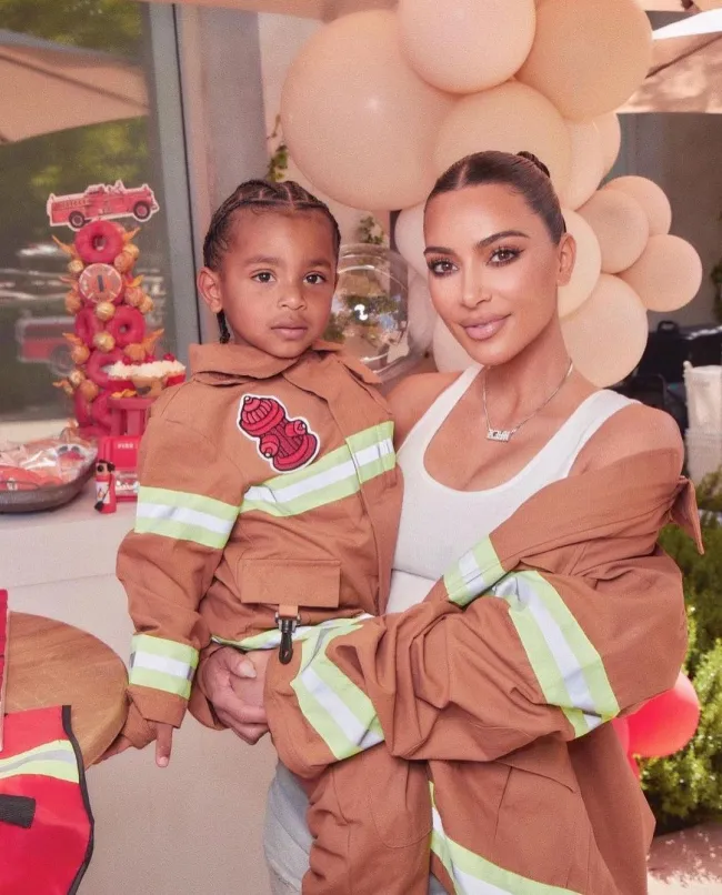 Kim Kardashian comparte Salmo con su ex esposo Kanye West.