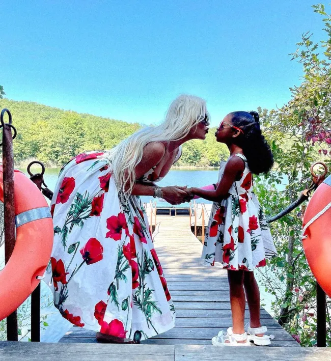 Khloé Kardashian se hermana con su hija, True, en una serie de adorables instantáneas de Instagram el jueves.