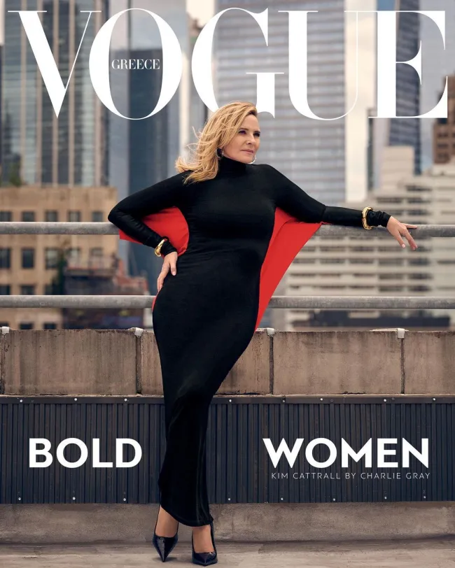 Kim Cattrall protagoniza la portada de la edición de septiembre de Vogue Grecia.