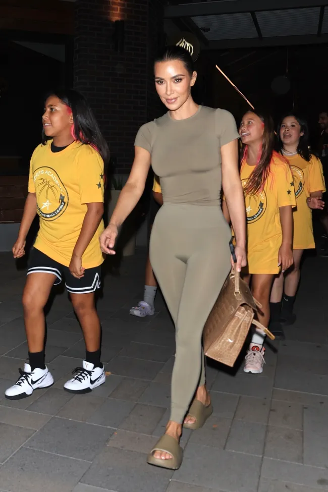 Kim Kardashian llevó a su hija North y al equipo de baloncesto de la niña de 10 años a cenar el viernes por la noche.