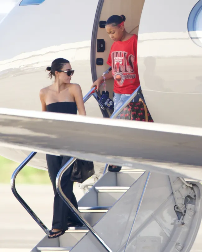 Kim Kardashian y su hija mayor, North West, llevaban bolsos de lujo cuando regresaban de unas vacaciones de niñas en Japón el sábado.