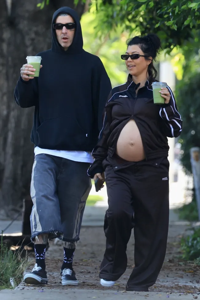Kourtney Kardashian reveló su vientre embarazado cuando se unió a su esposo Travis Barker para una cita de matcha el miércoles.