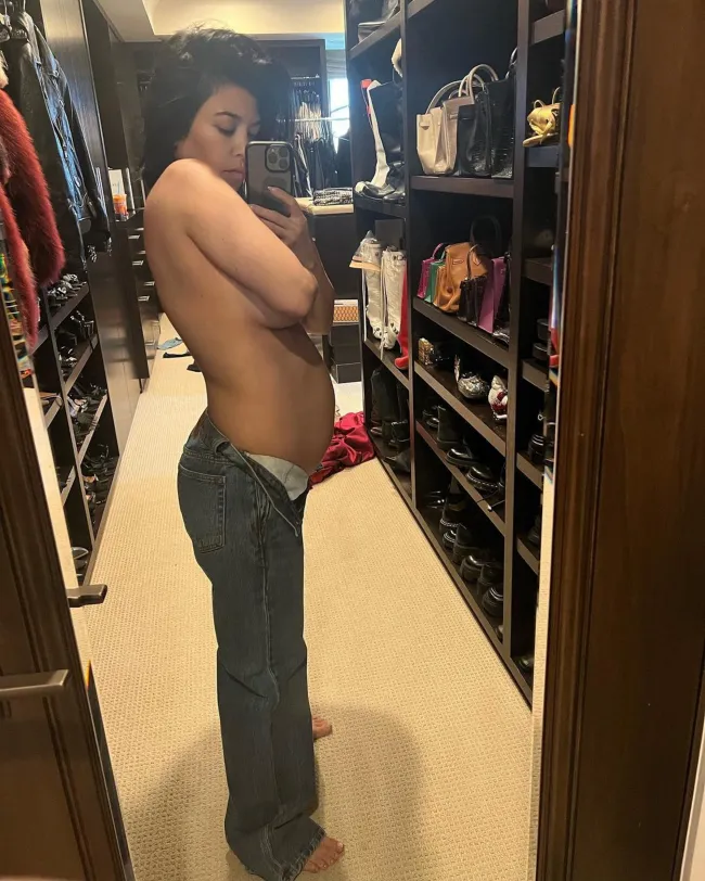 Kourtney Kardashian compartió una foto en topless de su primer trimestre.