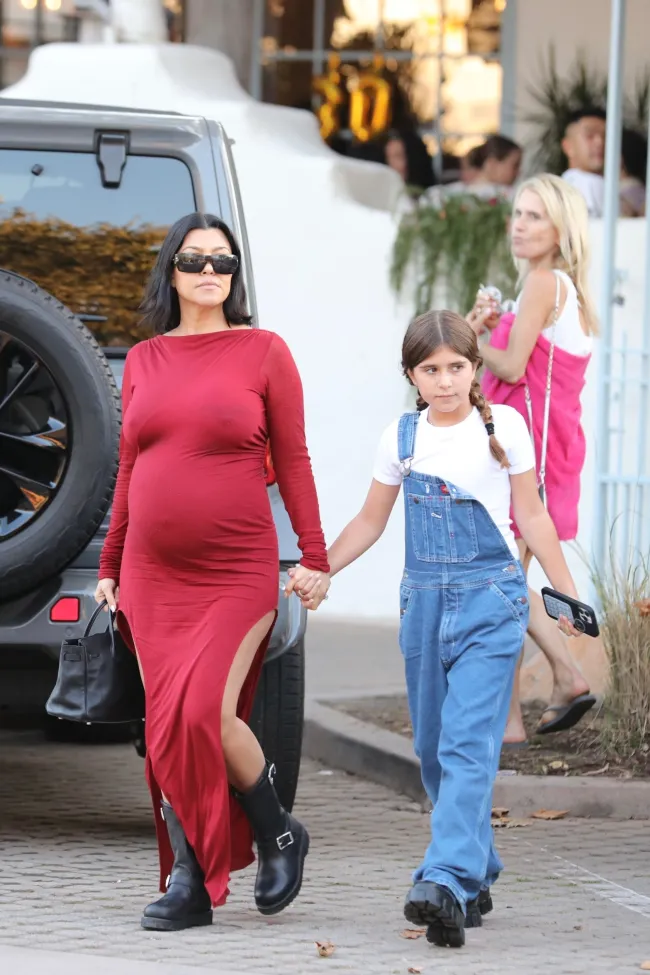 Kourtney Kardashian usó un vestido ceñido a la figura cuando llevó a su hija a hacer algunos mandados en Malibú el viernes.