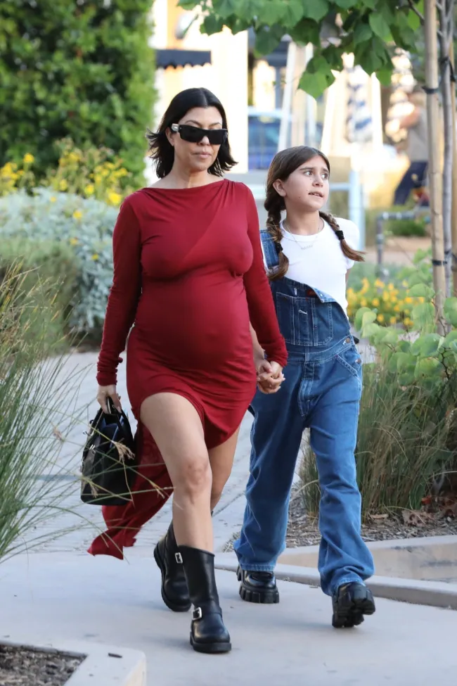 El vestido de Kardashian reveló sus piernas tonificadas.