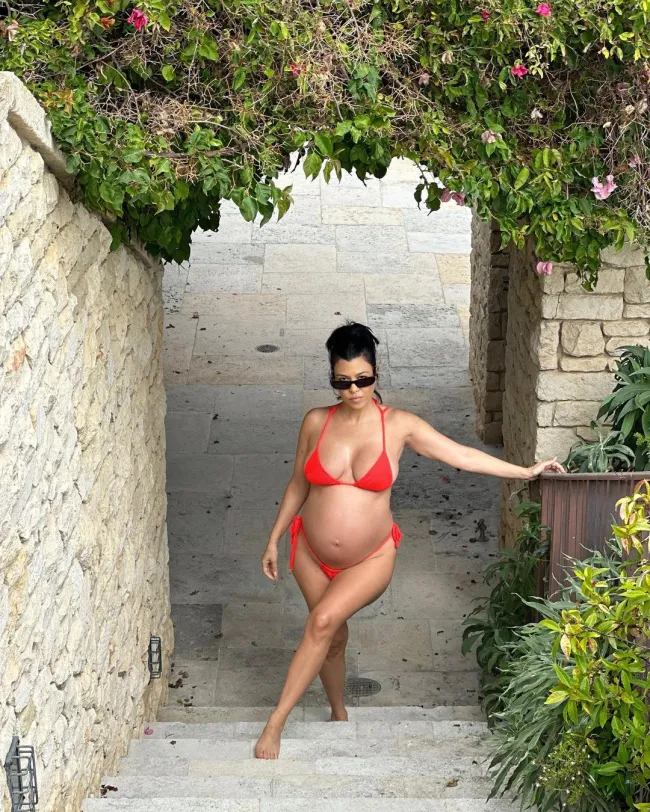 Kourtney usó un sexy bikini naranja en nuevas fotos de Instagram la semana pasada.