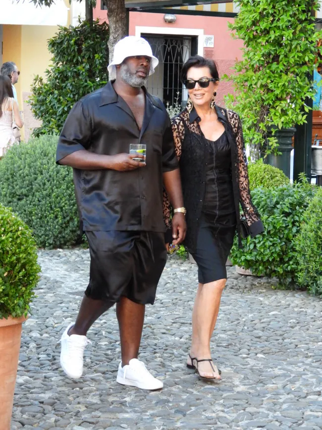 El dúo dinámico vistió trajes negros a juego para una excursión de compras en Portofino.