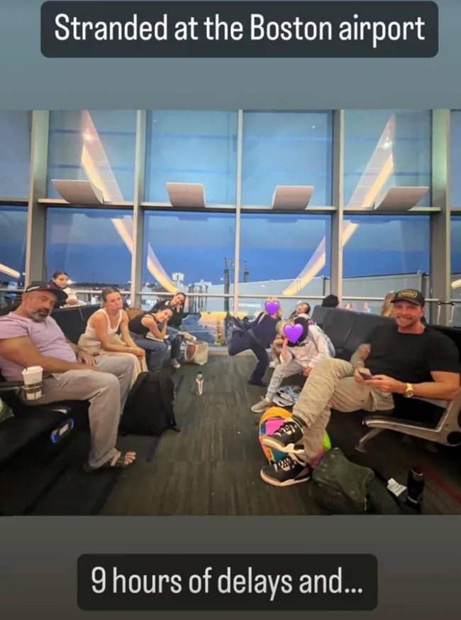 Kristen Bell y Dax Shepard están defendiendo su historia sobre quedarse varados en un aeropuerto.