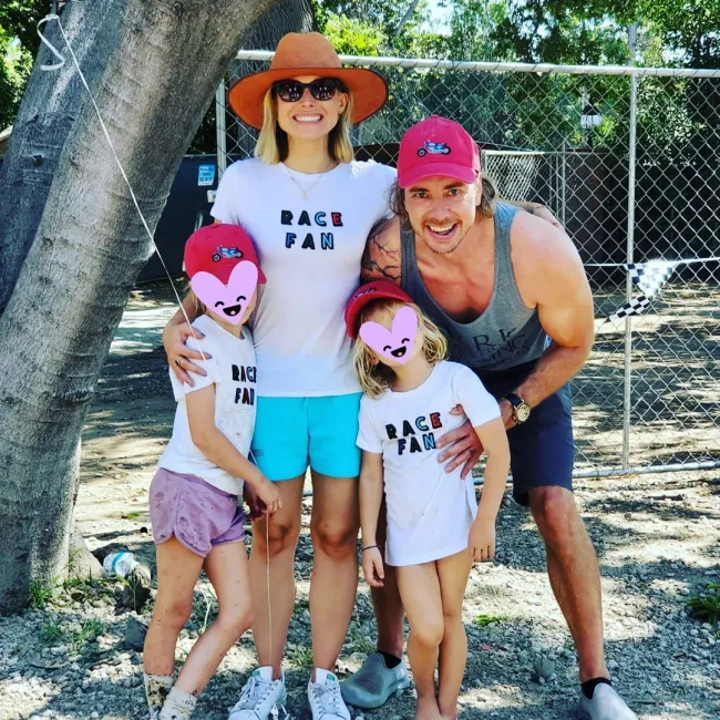 La pareja documentó su debacle de viaje con sus hijas Lincoln y Delta a través de Instagram en julio.