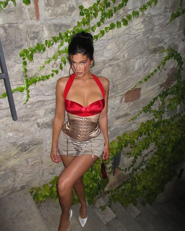 Kylie Jenner posó con un conjunto inspirado en un dormitorio mientras viajaba por Italia el martes.
