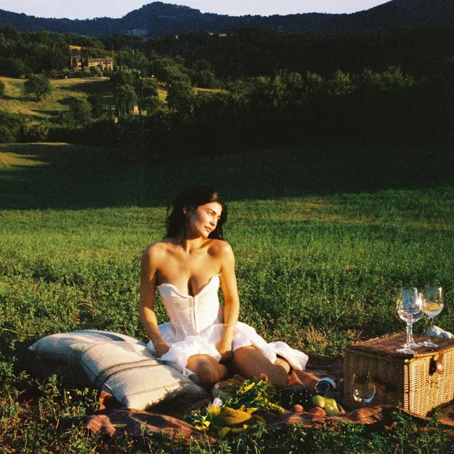 Llevó un romántico vestido blanco para un picnic italiano.