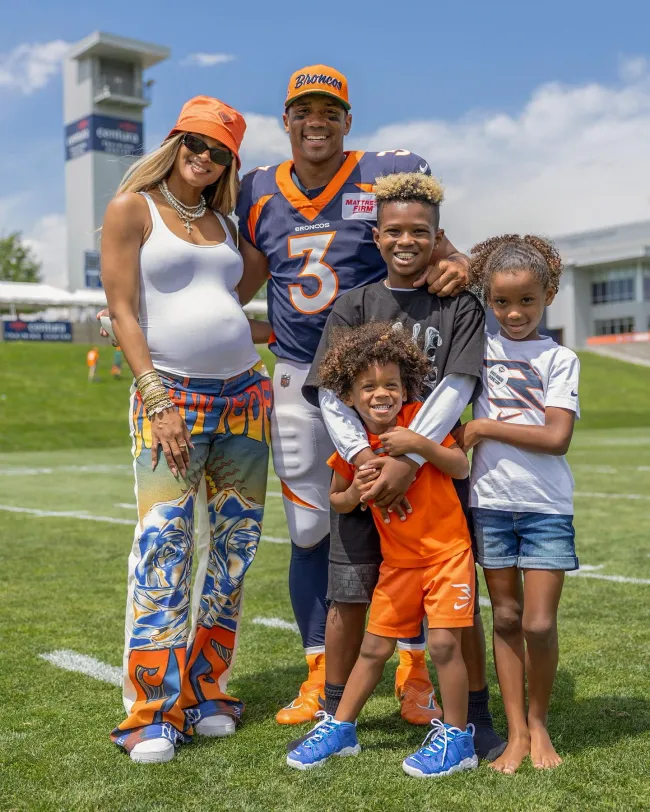 Russell Wilson compartió una foto de su esposa embarazada y su familia el lunes.
