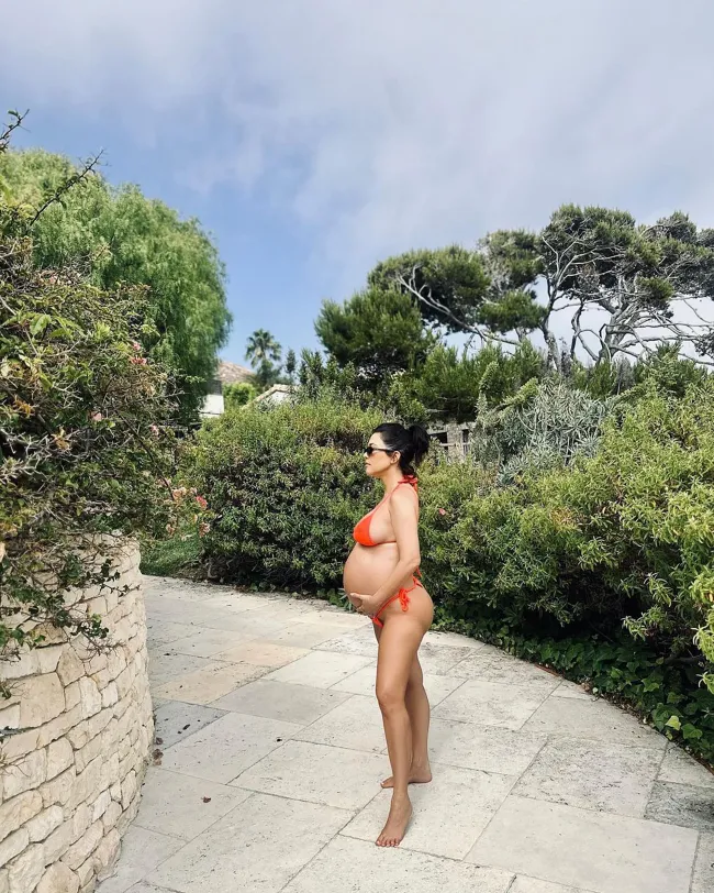 Kourtney Kardashian acunó su panza en un bikini rojo de tiras.