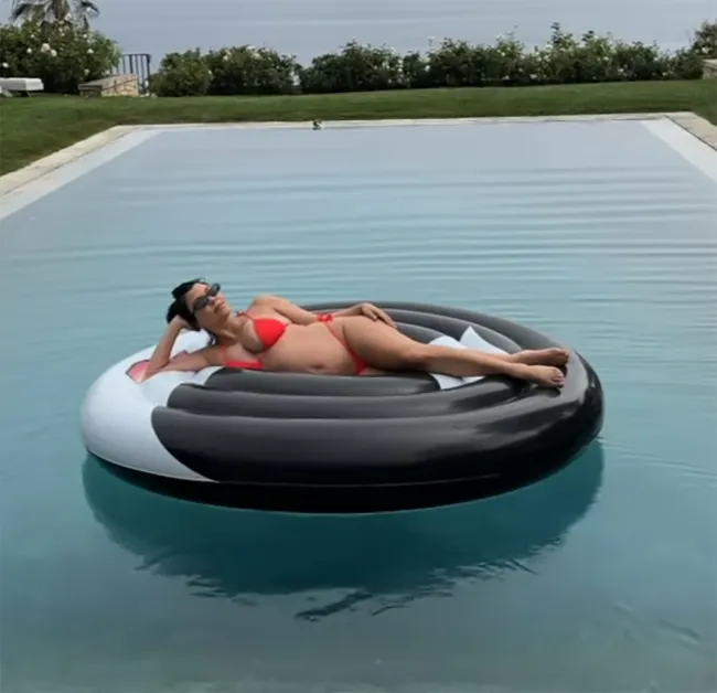 Kardashian descansaba en un flotador de piscina en el carrusel de fotos.