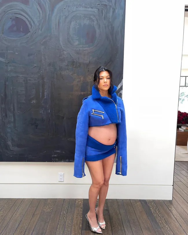 Kourtney Kardashian mostró su barriga desnuda con un diminuto conjunto azul.