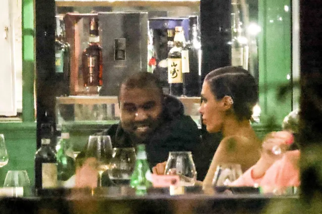 Kanye parecía de buen humor mientras la pareja disfrutaba de la cena.