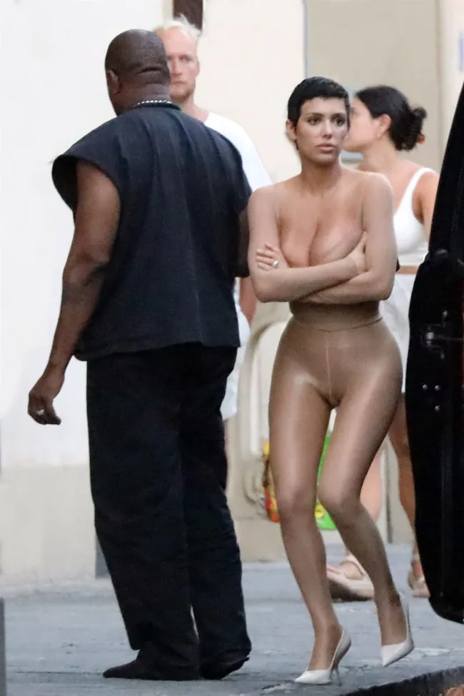 La diseñadora de Yeezy ha lucido looks nude durante las últimas semanas.