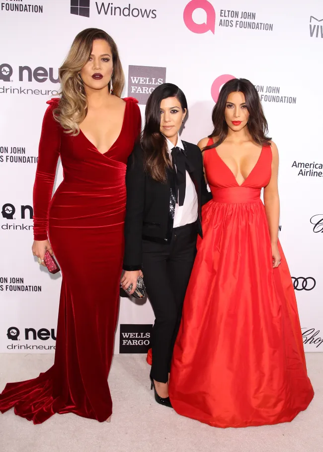 Las igualmente bellas hermanas de Censori parecen estar muy unidas al igual que las chicas Kardashian.