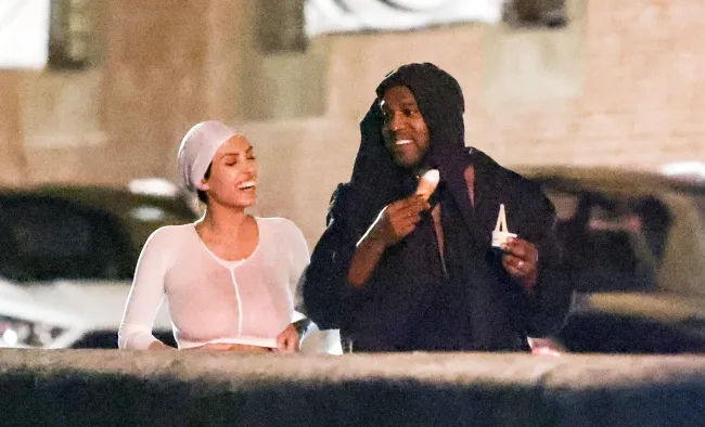 West es conocido por vestir a sus seres queridos, incluida su ex esposa, Kim Kardashian.