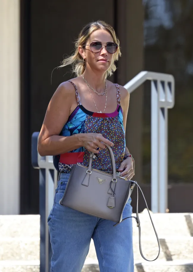 La esposa separada de Kevin Costner, Christine Baumgartner, lució un costoso bolso de Prada mientras hacía mandados.