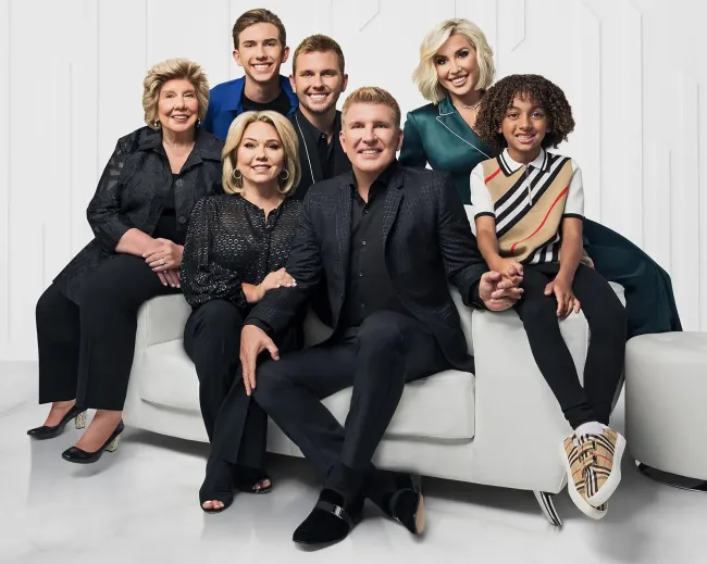 La familia Chrisley ha conseguido un nuevo reality show mientras Todd y Julie Chrisley permanecen encerrados tras las rejas.