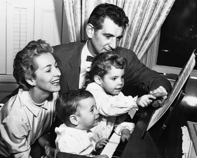Bernstein con su esposa Felicia y sus hijos Jamie y Alexander.