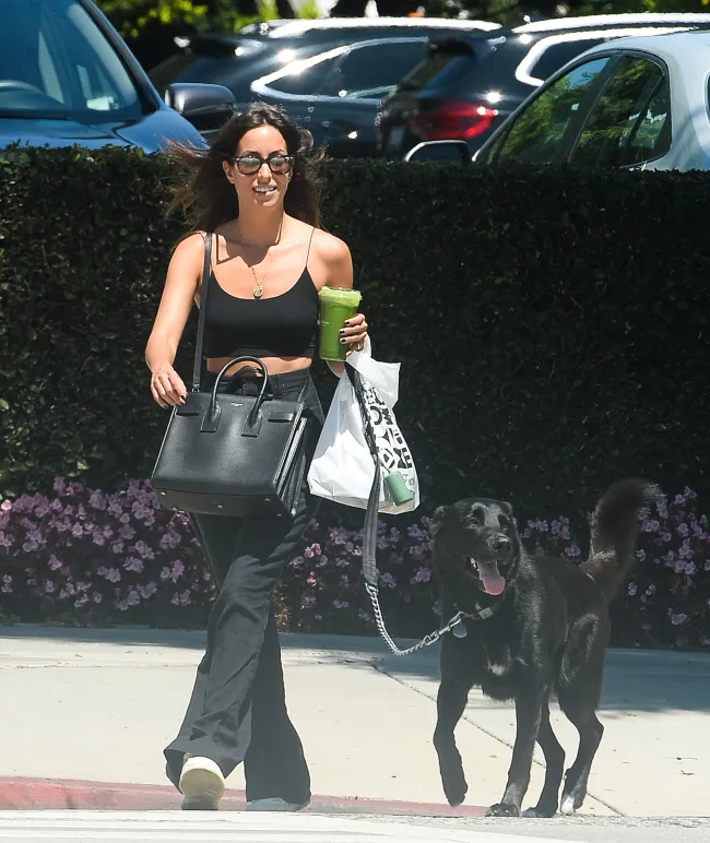 Inés se vistió elegante para pasar el día en Los Ángeles con su perro.
