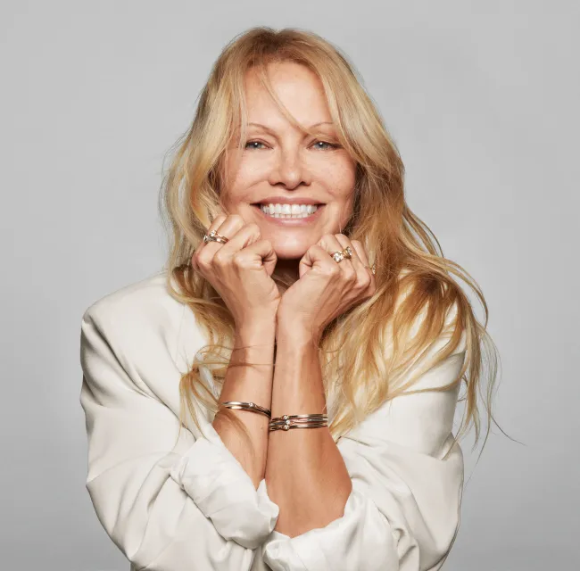 Pamela Anderson acudió con un look resplandeciente para promocionar la última colección de joyas de Pandora.