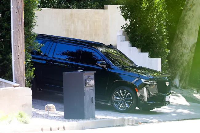 Kylie Jenner y Timothée Chalamet fueron vistos saliendo de su propiedad en Beverly Hills el sábado.