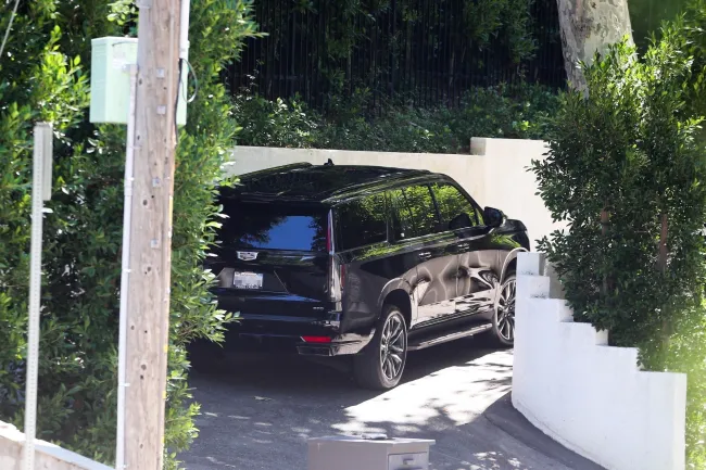 La estrella de “Kardashians” fue vista saliendo de la casa del actor en su Cadillac Escalade.