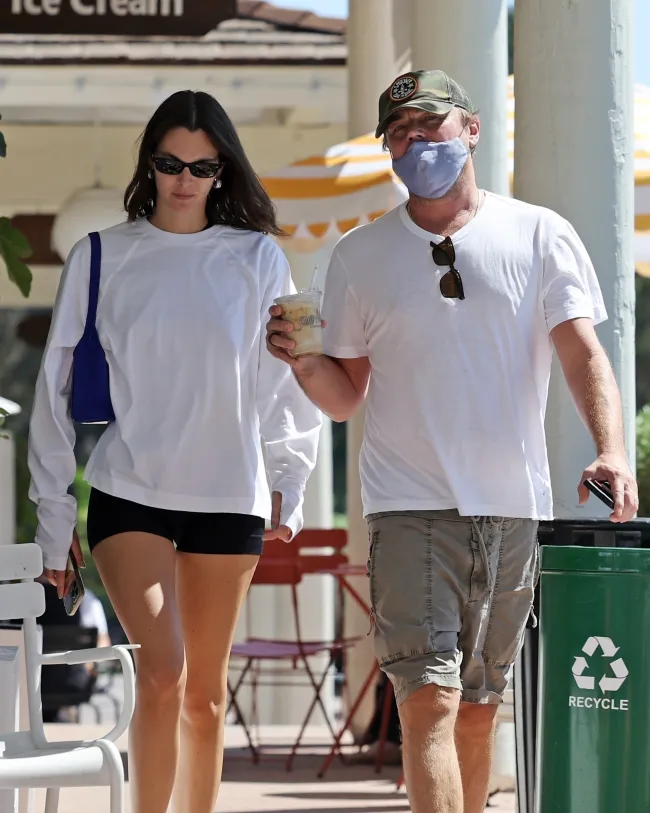 Leonardo DiCaprio fue visto paseando con la modelo Vittoria Ceretti.