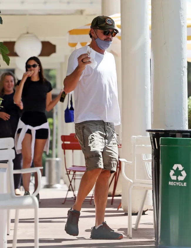 DiCaprio usó zapatillas similares.