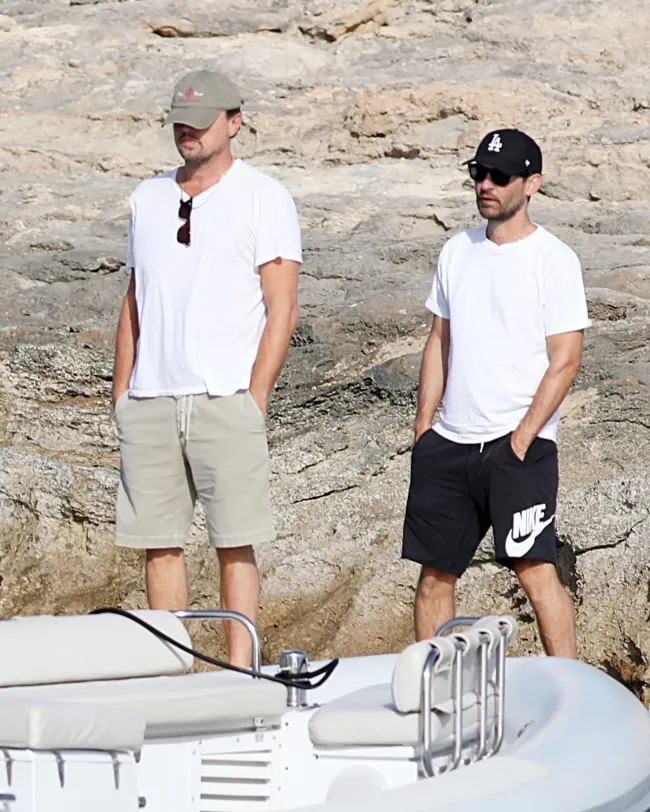DiCaprio y Maguire se hermanaron con camisetas blancas y gorras de béisbol.