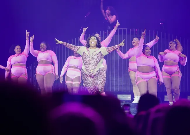 El grupo de baile actual de Lizzo, Big Grrrls y Big Boiiis, elogió a la cantante de 