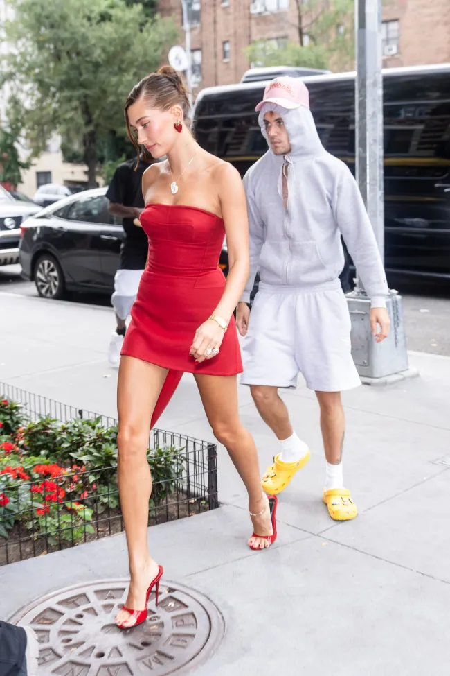 Su marido, Justin Bieber, asistió al lanzamiento con un traje de lechada y unas Crocs.
