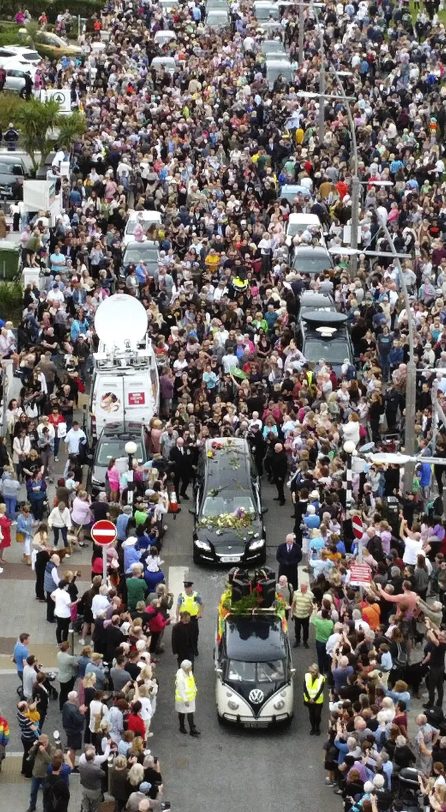 Miles de fanáticos se reunieron frente a la casa irlandesa de Sinéad O'Connor para el cortejo fúnebre de la difunta cantante.