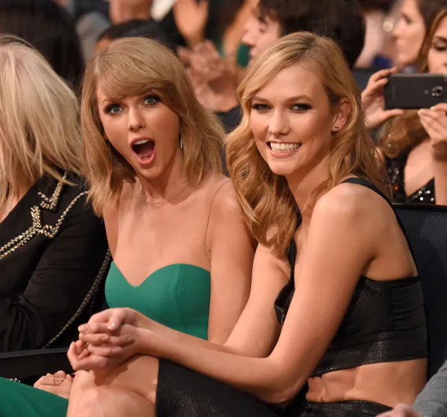 Los fanáticos sabían que había problemas entre los amigos cuando Swift no estaba en la boda de Kloss con Josh Kushner.