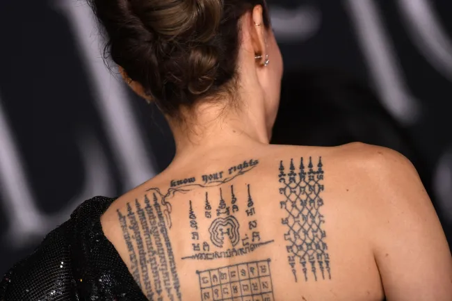 La actriz de “Maléfica” tiene un diseño de escritura budista en la parte superior de la espalda.