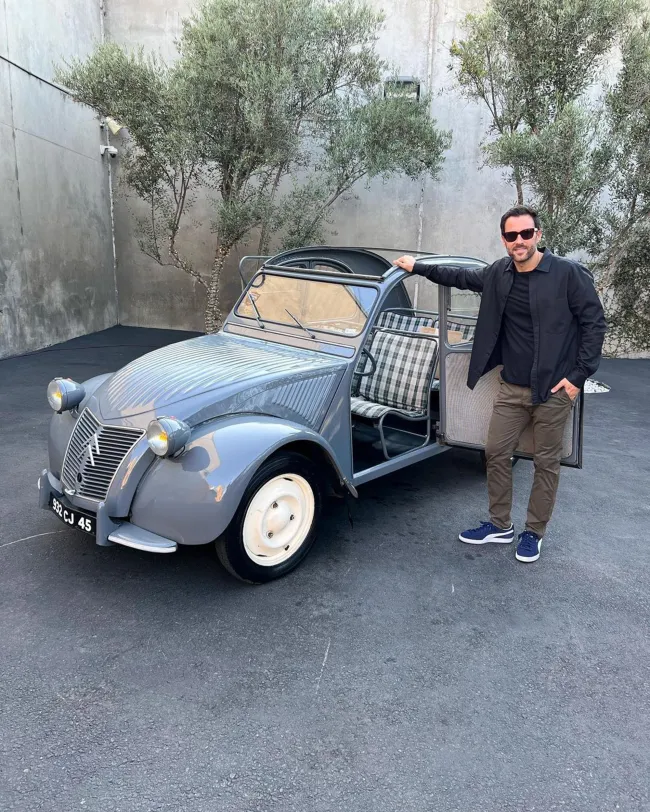 Parece que Manos todavía está en Los Ángeles y comparte contenido típico de automóviles en su feed.