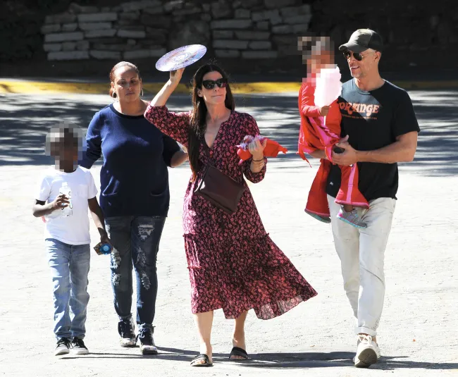 Sandra Bullock compartió la crianza de sus dos hijos, Louis y Laila, con su difunto novio Bryan Randall.