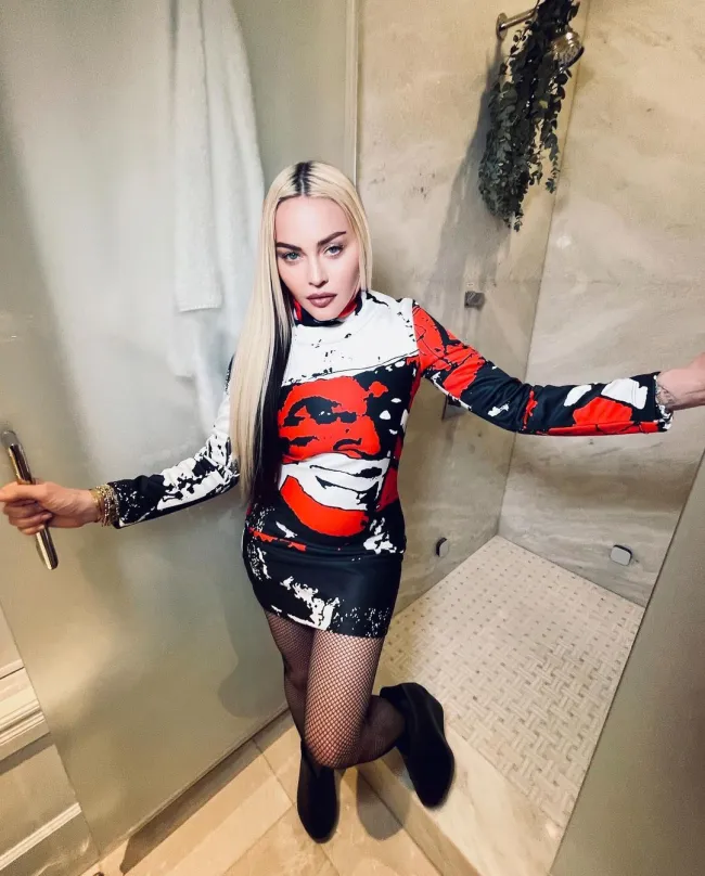 QQCQ  informó en exclusiva en junio que la cantante de “Vogue” fue trasladada de urgencia a un hospital e intubada durante al menos una noche antes de que le quitaran el tubo.