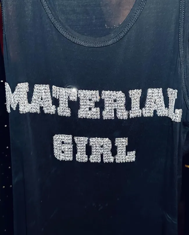 Compartió una foto de una camiseta sin mangas de “Material Girl” con lentejuelas en la publicación.